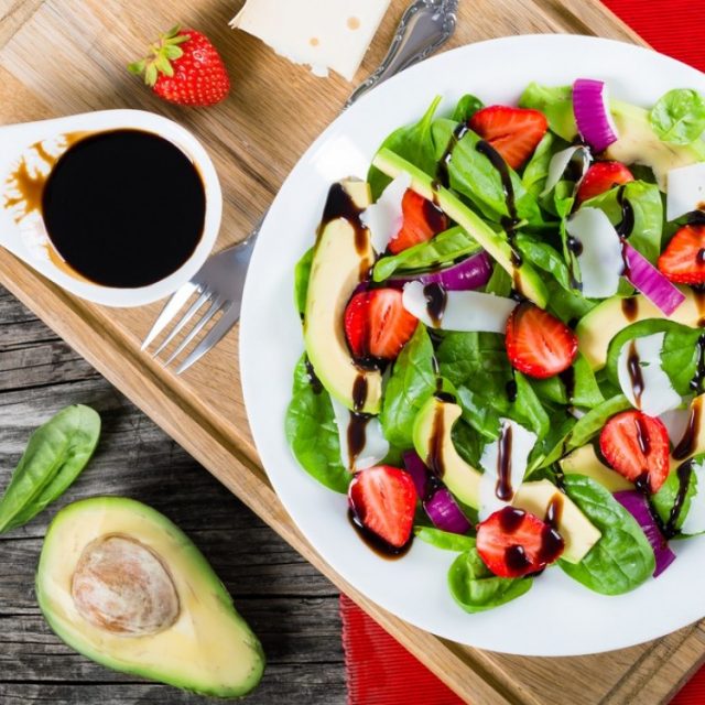 طريقة عمل سلطة السبانخ بالأفوكادو والفراولة