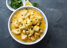 طريقة عمل الدجاج بالكاري وجوز الهند