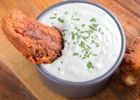 طريقة عمل صلصة الجبنة الزرقاء