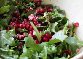 طريقة عمل سلطة الجرجير بدبس الرمان