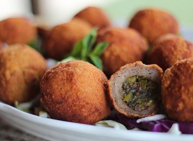 طريقة عمل كرات دجاج المحشوة بالفستق الحلبي