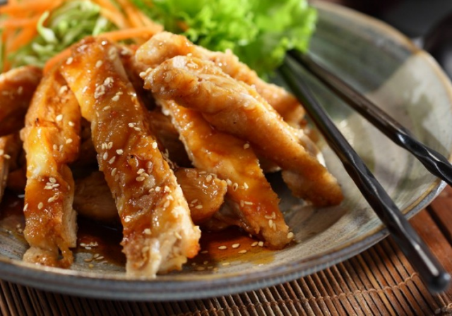 طريقة عمل دجاج ترياكي بالسمسم والصوص