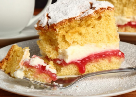 طريقة عمل كيك الفانيليا بالمربى والكريمة