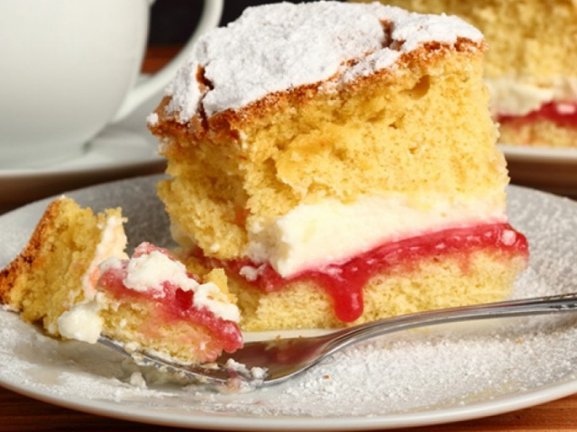 طريقة عمل كيك الفانيليا بالمربى والكريمة