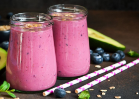 طريقة عمل سموذي الفراولة بالأفوكادو