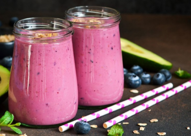 طريقة عمل سموذي الفراولة بالأفوكادو