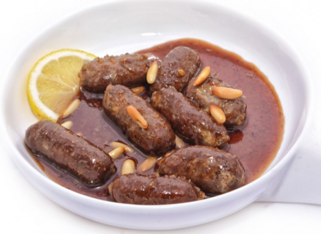 طريقة عمل سجق مقلي بدبس الرمان والصنوبر