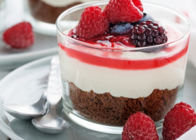 طريقة عمل حلى كيك الشوكولاتة بالكريمة والتوت