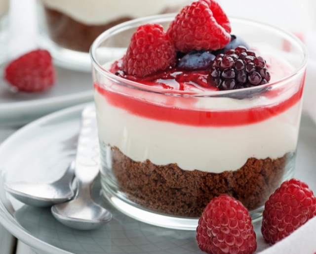 طريقة عمل حلى كيك الشوكولاتة بالكريمة والتوت