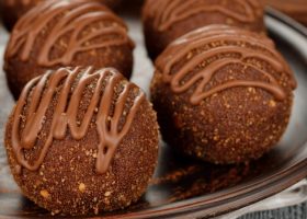 طريقة عمل كرات الكيك بالشوكولاتة