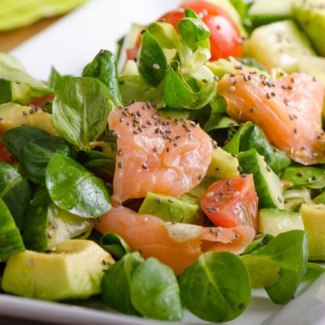 طريقة عمل سلطة الأفوكادو مع السلمون المدخن