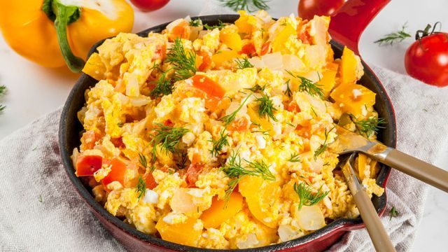 طريقة عمل بيض مقلي بالخضار