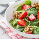 طريقة عمل سلطة النودلز بالخس والفراولة