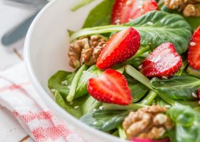 طريقة عمل سلطة النودلز بالخس والفراولة