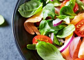 طريقة عمل سلطة السبانخ مع السلمون