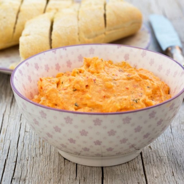 طريقة عمل تغميسة الجبن الكريمي بالبابريكا