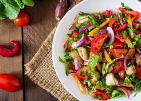 سلطة الباذنجان المشوي بالخضار