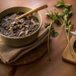 طريقة عمل شوربة العدس بالسبانخ والدجاج