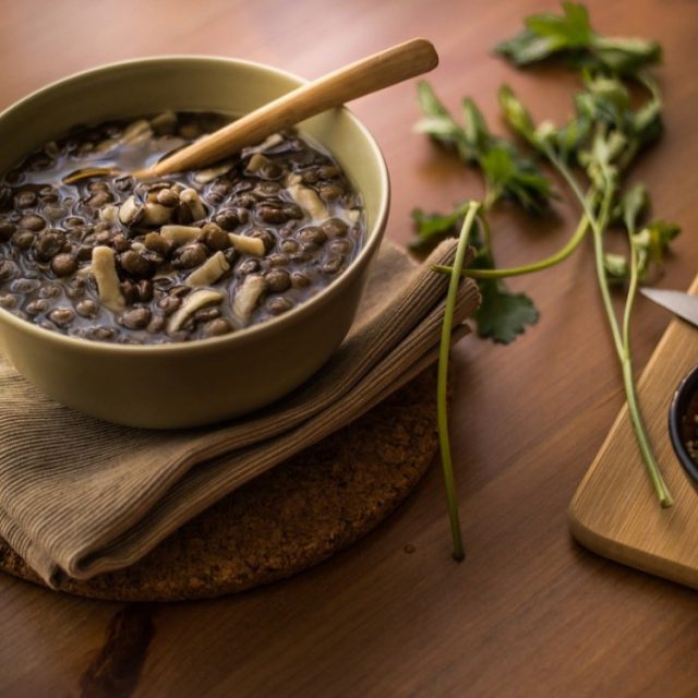 طريقة عمل شوربة العدس بالسبانخ والدجاج