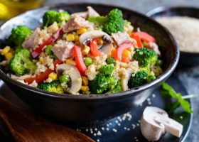 طريقة عمل كينوا بالتونة والخضار