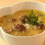 طريقة عمل شوربة الأرز بكرات اللحم