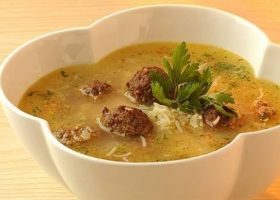 طريقة عمل شوربة الأرز بكرات اللحم