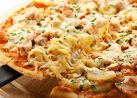 طريقة عمل بيتزا الدجاج بصلصة البوفالو