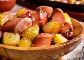 طريقة عمل بطاطس محمرة مع السجق