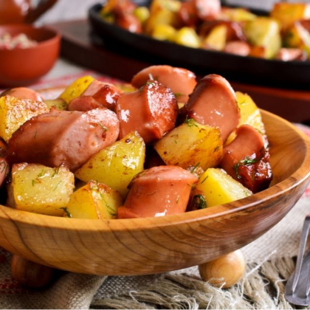 طريقة عمل بطاطس محمرة مع السجق