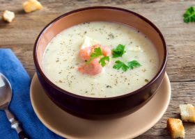 طريقة عمل شوربة الجمبري البيضاء