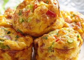 طريقة عمل بيض مشوي بالخضار والتيركي