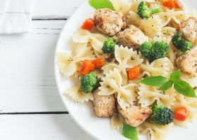 طريقة عمل سلطة الدجاج بالمكرونة والبروكلي