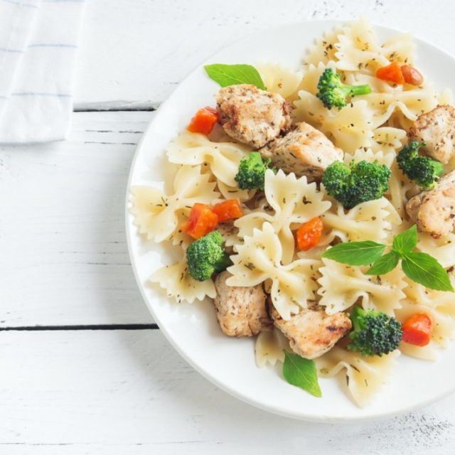 طريقة عمل سلطة الدجاج بالمكرونة والبروكلي