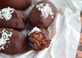 طريقة عمل تمر بالشوكولاتة واللوز