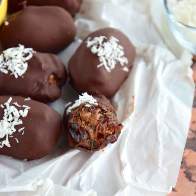 طريقة عمل تمر بالشوكولاتة واللوز