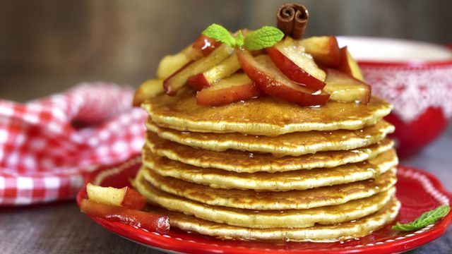 طريقة عمل بان كيك بالتفاح والقرفة