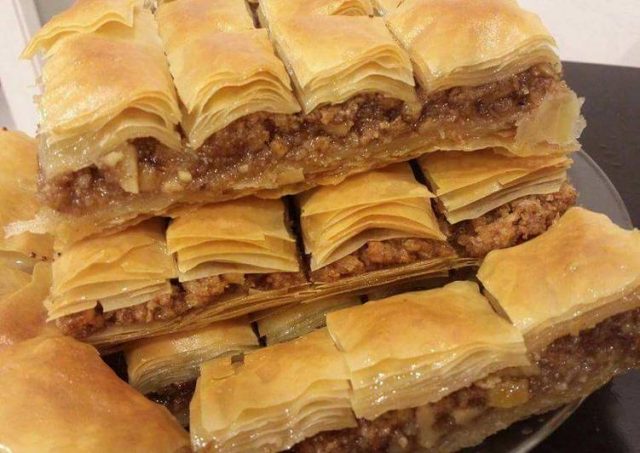 طريقة عمل بقلاوة بالجوز والقرفة