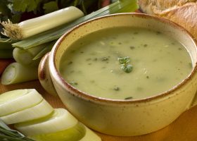 طريقة عمل شوربة الكراث والبطاطس