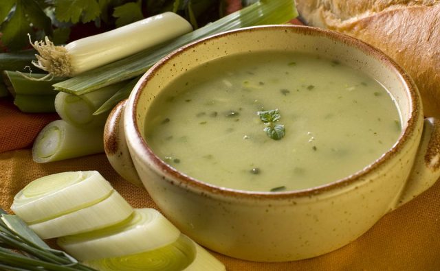 طريقة عمل شوربة الكراث والبطاطس