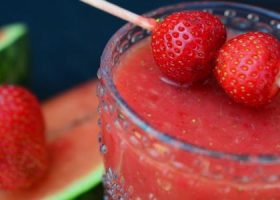 طريقة عمل كوكتيل الفراولة والعنب