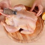طريقة تنظيف الدجاج من دون ماء