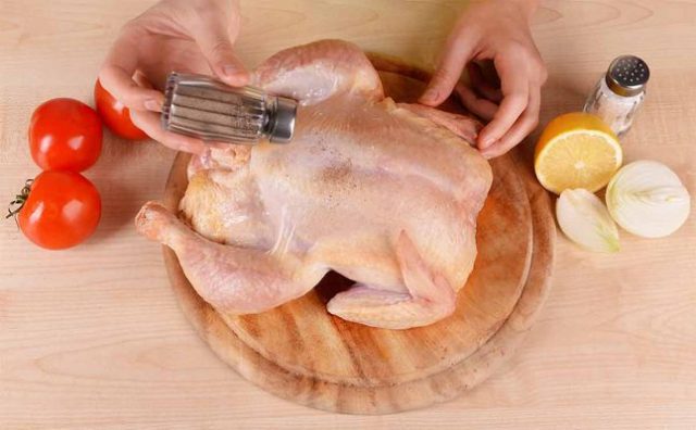 طريقة تنظيف الدجاج من دون ماء