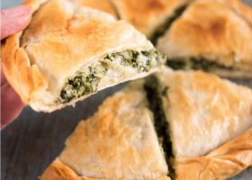 طريقة عمل فطيرة الجبن بالسبانخ