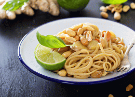 طريقة عمل نودلز بالفول السوداني