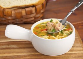 طريقة عمل شوربة الدجاج بالمكرونة