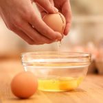 طريقة كسر البيض الصحيحة