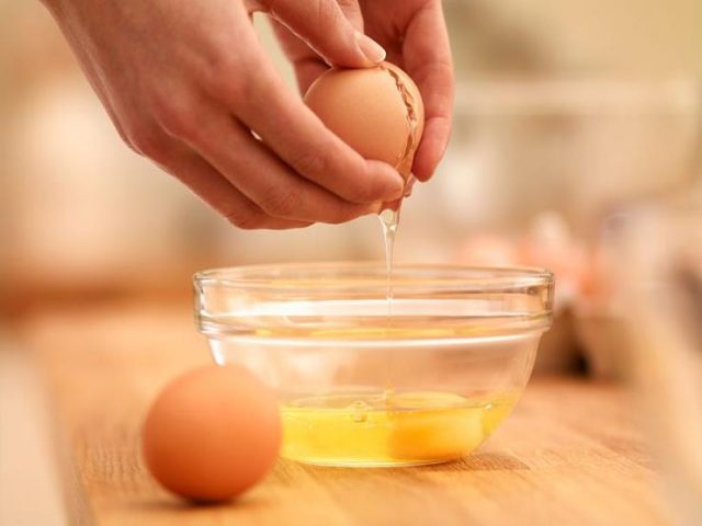 طريقة كسر البيض الصحيحة