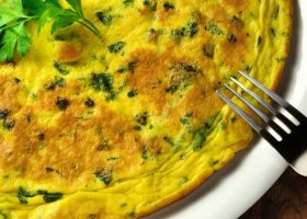 طريقة عمل عجة البيض بالبقدونس