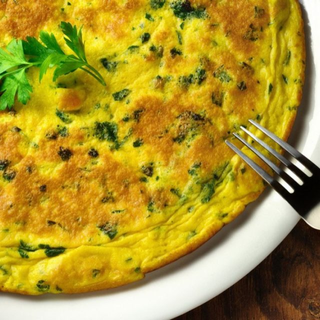 طريقة عمل عجة البيض بالبقدونس