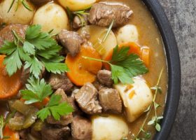 طريقة عمل يخنة بطاطس باللحم والجزر